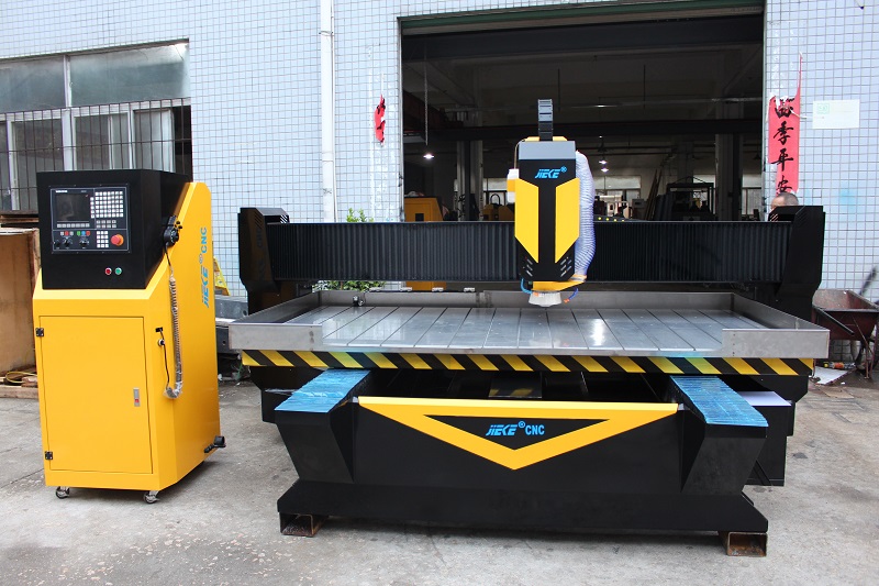 使用鋁板雕刻機(jī)要注意哪些事項(xiàng)