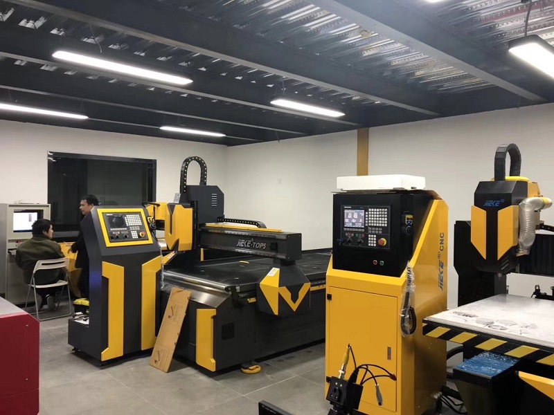 電木板下料機(jī)上用的導(dǎo)軌生銹怎么辦